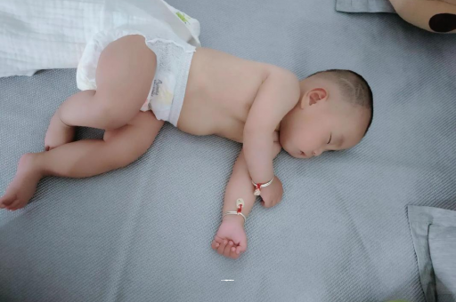 供卵包生男孩公司3个月宝宝怎么抱